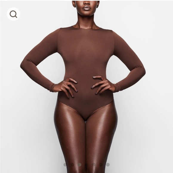 SKIMS ESSENTIAL CREW NECK LONG SLEEVE BODYSUIT - Picture 6 of 13